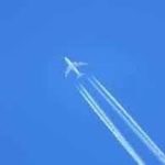 飛行機雲は、なぜできるのか?