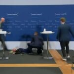 アストラゼネカ社ワクチン 使用中止の会見中に担当者が倒れる | TBS NEWS DIG